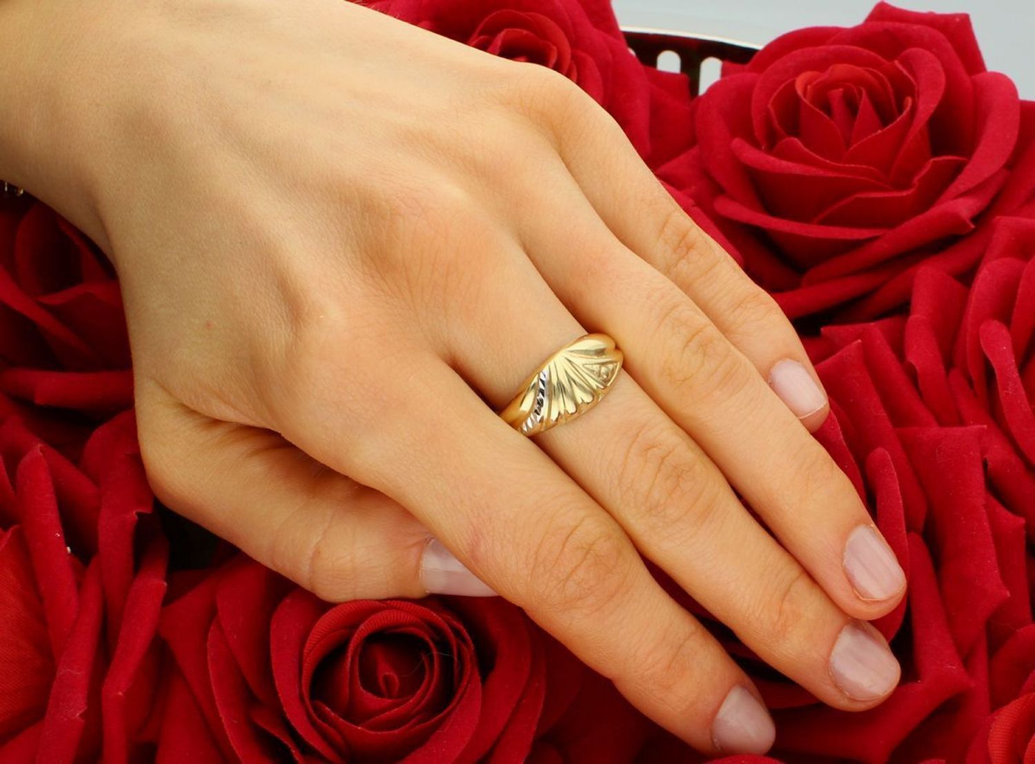 Złoty pierścionek zdobiony z dodatkiem białego złota próba 585, rozmiar 27 DIA-PRS-11062-585. Złoty pierścionek z dodatkiem białego złota to elegancka i ponadczasowa biżuteria, która łączy 1.jpg