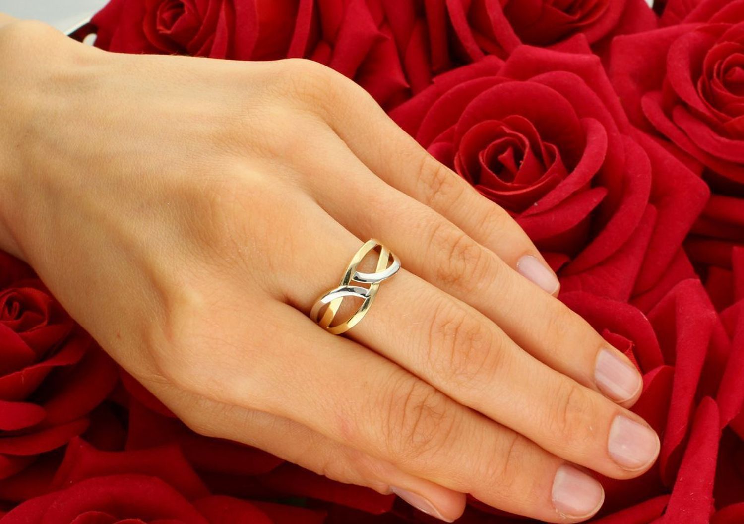 Złoty pierścionek damski próba 585 DIA-PRS-11065-585, pleciony z dodatkiem białego złota. Waga 2,01 g, rozmiar 14, szerokość ozdoby 8 mm. Elegancki i nowoczesny wybór.1.jpg