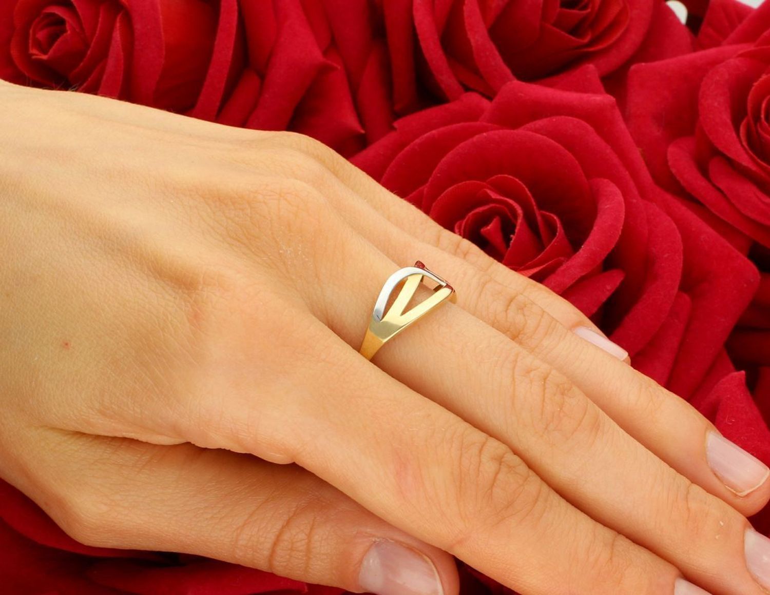 Złoty pierścionek damski próba 585 DIA-PRS-11065-585, pleciony z dodatkiem białego złota. Waga 2,01 g, rozmiar 14, szerokość ozdoby 8 mm. Elegancki i nowoczesny wybór.1.jpg