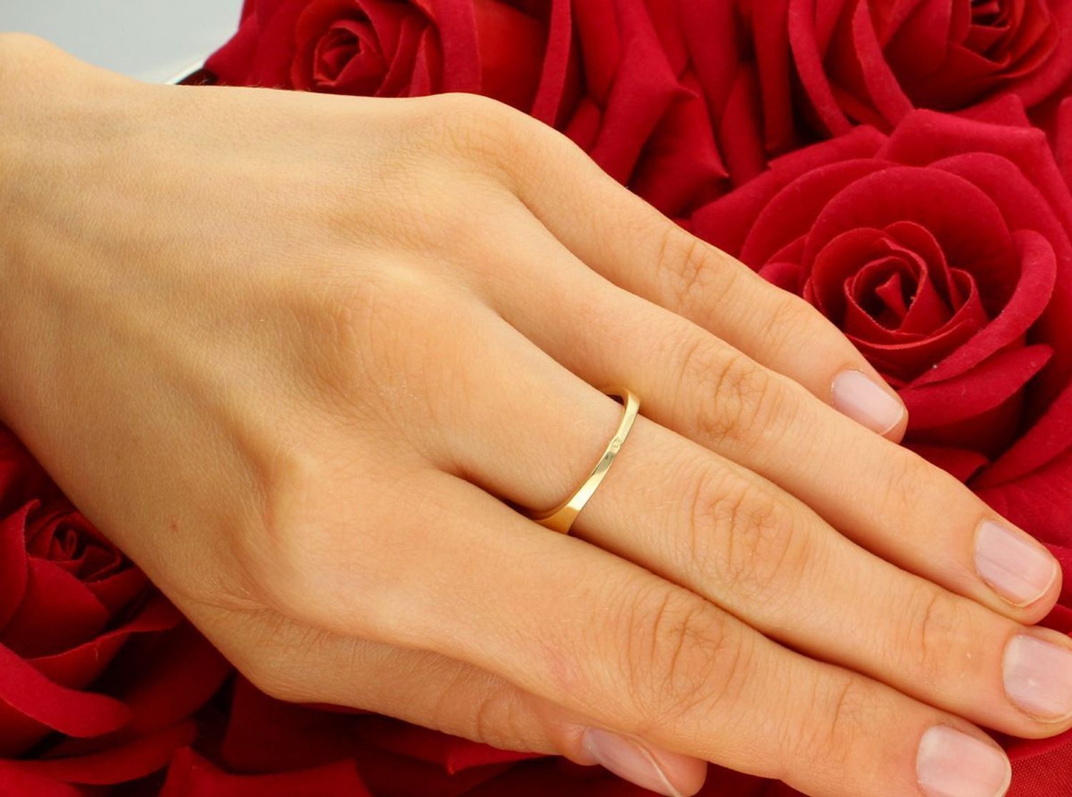 Złoty pierścionek damski próba 585 DIA-PRS-11065-585, pleciony z dodatkiem białego złota. Waga 2,01 g, rozmiar 14, szerokość ozdoby 8 mm. Elegancki i nowoczesny wybór.1.jpg