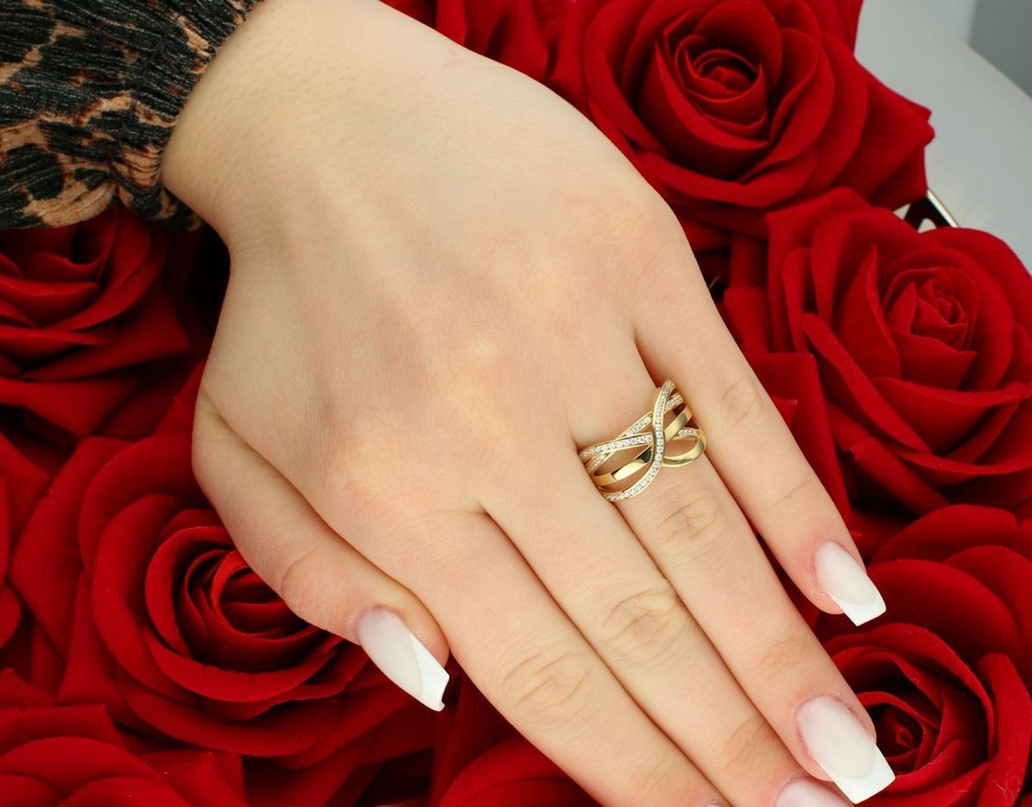 Złoty pierścionek szeroka plecionka z cyrkonią próba 585 DIA-PRS-11066-585. Szeroki pierścionek plecionka ze złota próby 585. Pierścionek pięknie ozdobiony błyszczącą cyrkonią. 1.jpg