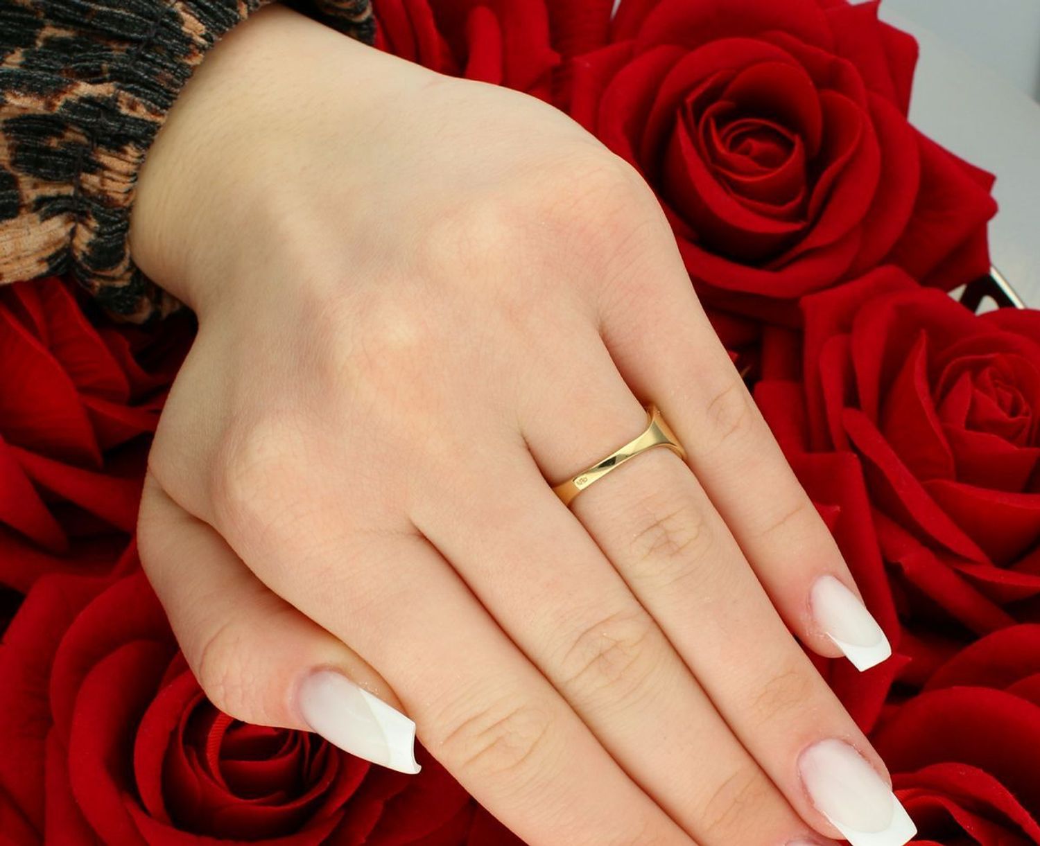 Złoty pierścionek szeroka plecionka z cyrkonią próba 585 DIA-PRS-11066-585. Szeroki pierścionek plecionka ze złota próby 585. Pierścionek pięknie ozdobiony błyszczącą cyrkonią. 1.jpg