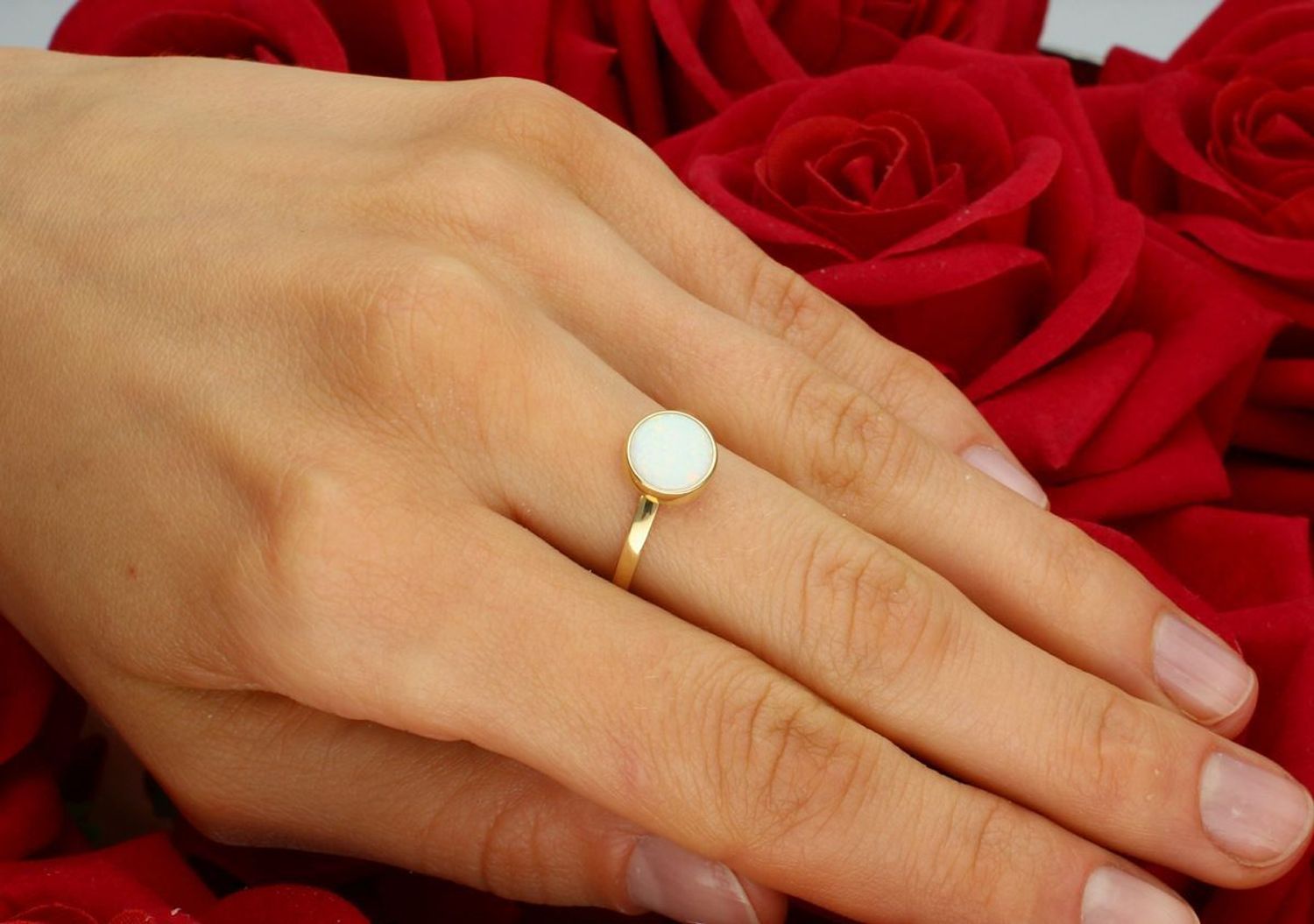 Złoty pierścionek damski z okrągłym syntetycznym opalem, próba 585. Rozmiar 15, waga 1,63 g, ozdoba 8 mm, szyna 2 mm. Model DIA-PRS-11069-585 – wyjątkowa gra barw i elegancji.1.jpg