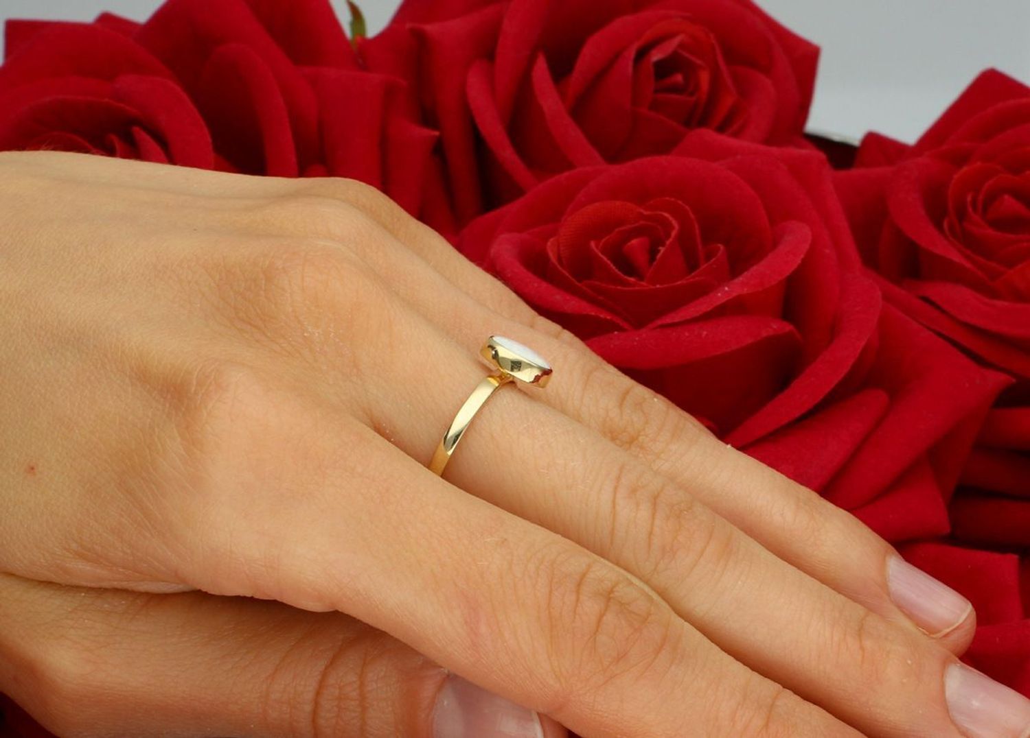 Złoty pierścionek damski z okrągłym syntetycznym opalem, próba 585. Rozmiar 15, waga 1,63 g, ozdoba 8 mm, szyna 2 mm. Model DIA-PRS-11069-585 – wyjątkowa gra barw i elegancji.1.jpg