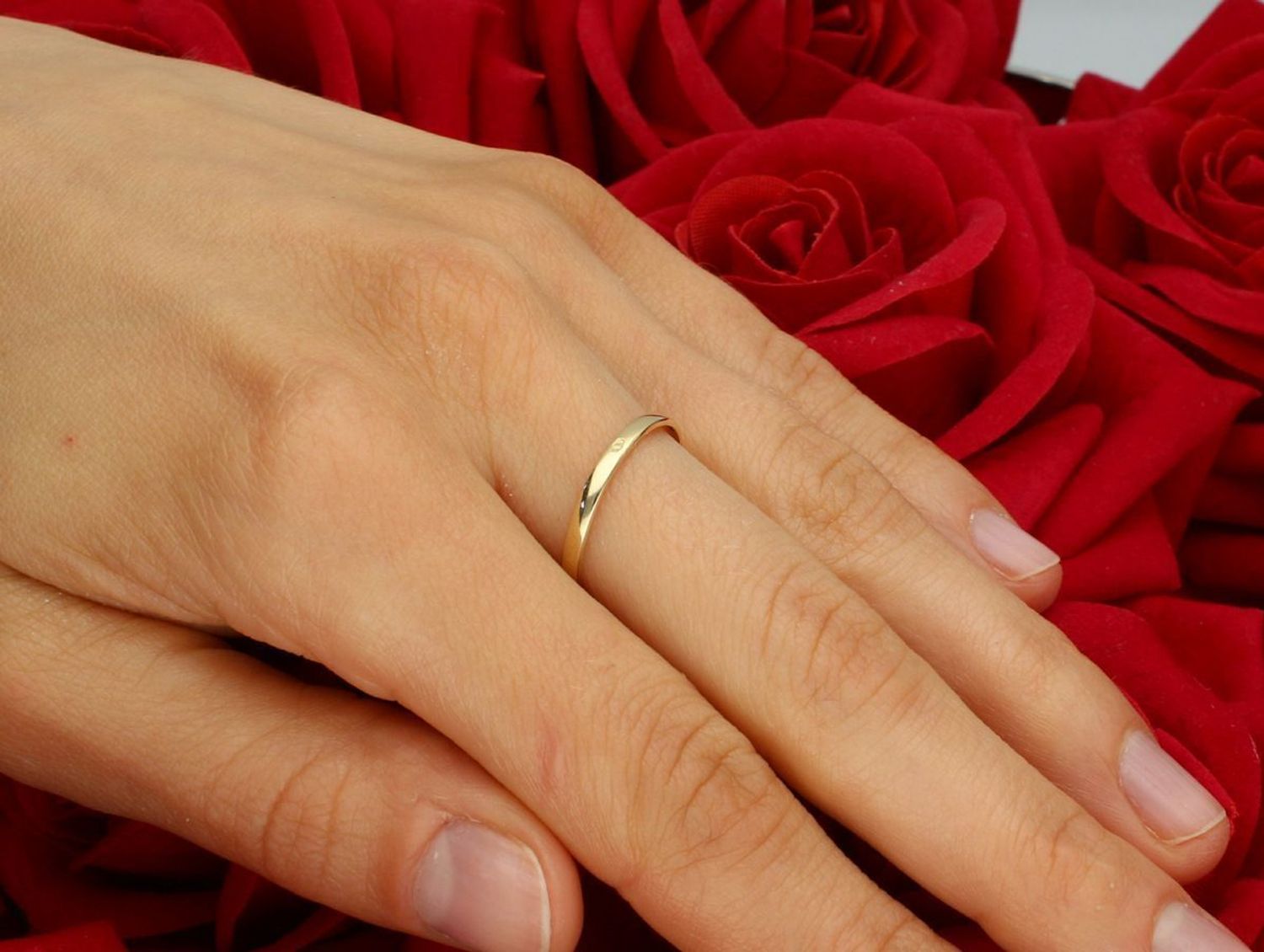 Złoty pierścionek damski z okrągłym syntetycznym opalem, próba 585. Rozmiar 15, waga 1,63 g, ozdoba 8 mm, szyna 2 mm. Model DIA-PRS-11069-585 – wyjątkowa gra barw i elegancji.1.jpg