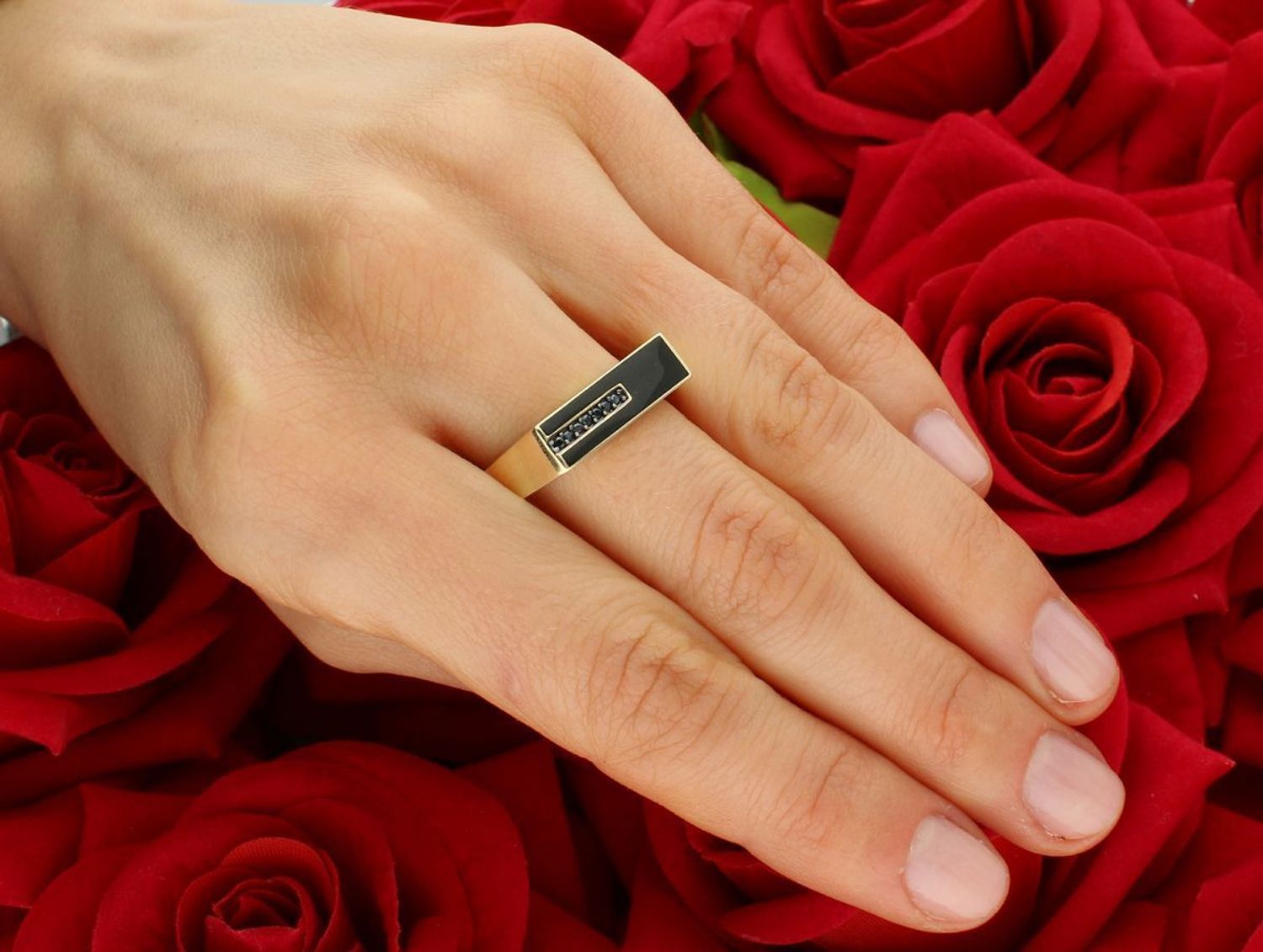 Złoty pierścionek z czarną emalią i cyrkonią próba 585, DIA-PRS-11072-585. Złoty pierścionek z prostym designem, czarną emalią i czarnymi cyrkoniami to wyjątkowa biżuteria, która łączy 1.jpg