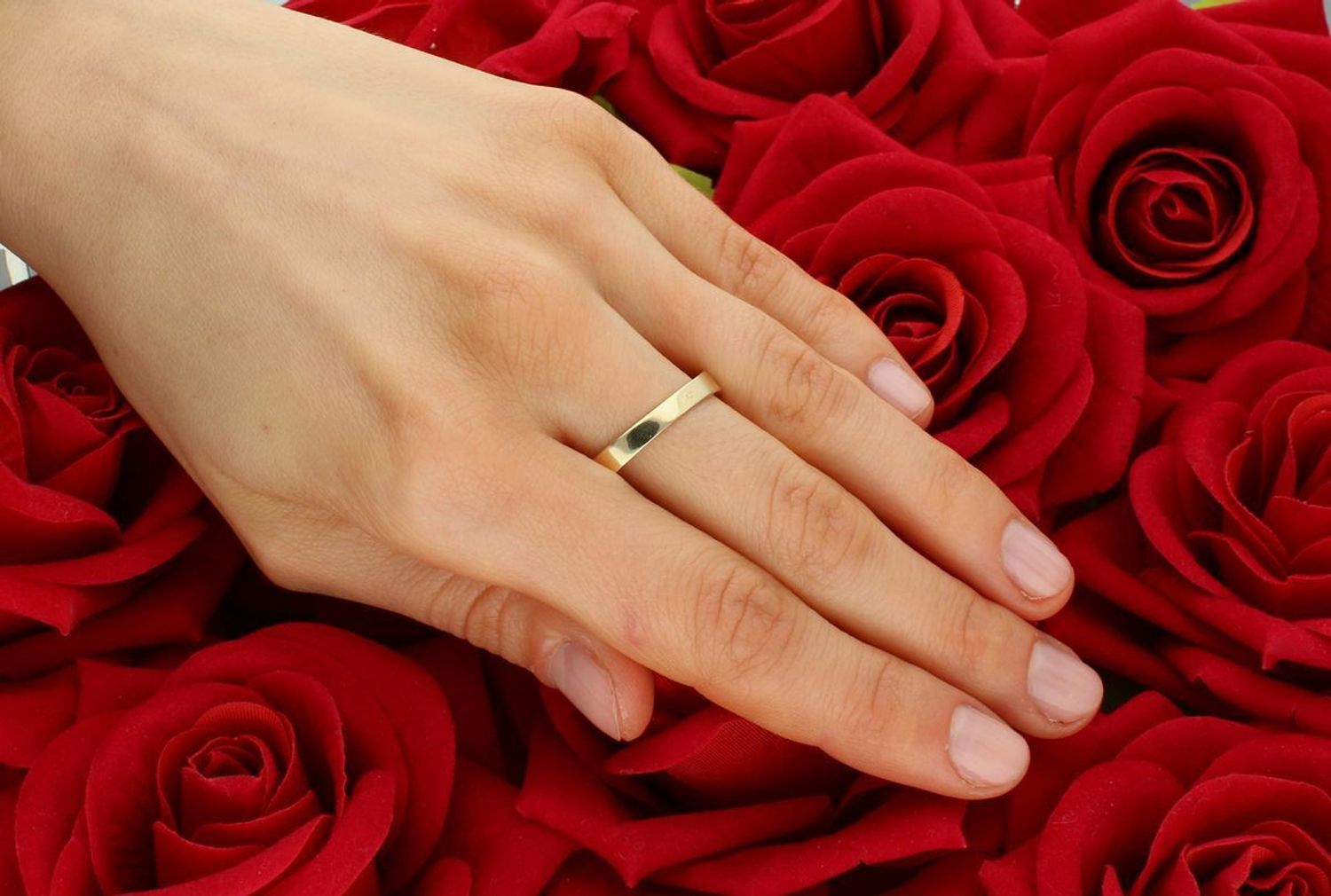 Złoty pierścionek z czarną emalią i cyrkonią próba 585, DIA-PRS-11072-585. Złoty pierścionek z prostym designem, czarną emalią i czarnymi cyrkoniami to wyjątkowa biżuteria, która łączy 1.jpg