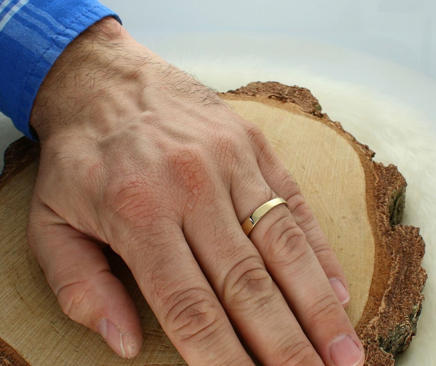 Złoty pierścionek z czarną emalią i cyrkonią próba 585, DIA-PRS-11072-585. Złoty pierścionek z prostym designem, czarną emalią i czarnymi cyrkoniami to wyjątkowa biżuteria, która łączy 1.jpg