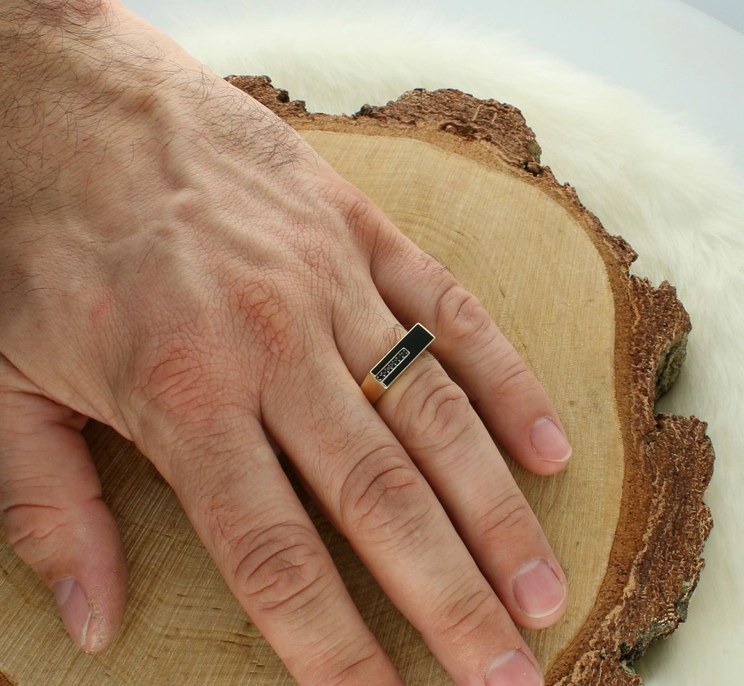 Złoty pierścionek z czarną emalią i cyrkonią próba 585, DIA-PRS-11072-585. Złoty pierścionek z prostym designem, czarną emalią i czarnymi cyrkoniami to wyjątkowa biżuteria, która łączy 1.jpg