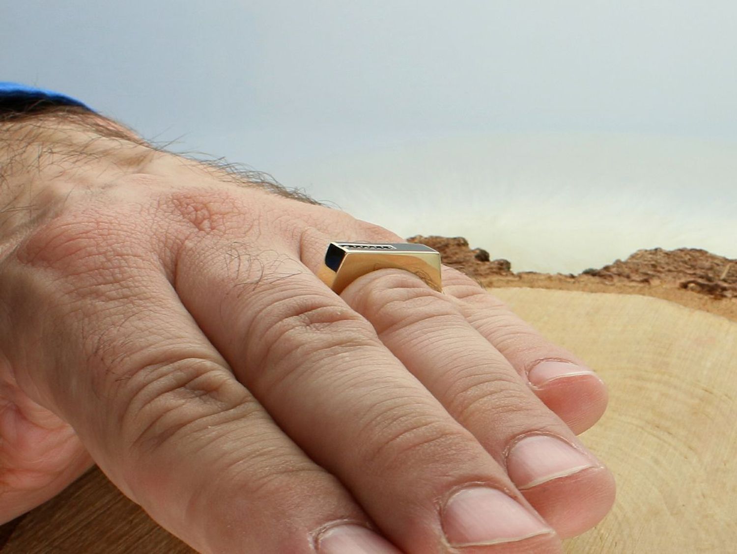 Złoty pierścionek z czarną emalią i cyrkonią próba 585, DIA-PRS-11072-585. Złoty pierścionek z prostym designem, czarną emalią i czarnymi cyrkoniami to wyjątkowa biżuteria, która łączy 1.jpg