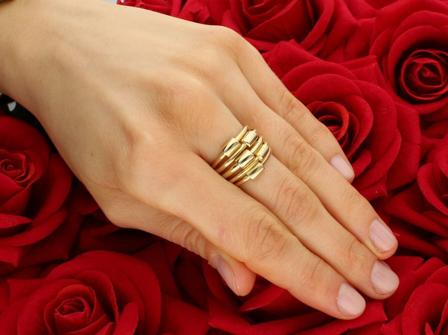 Złoty pierścionek gładkie elementy próba 585, DIA-PRS-11073-585. Złoty pierścionek z ozdobnym elementem to elegancka biżuteria, która może dodać wyjątkowego charakteru każdej stylizacji. 2.jpg