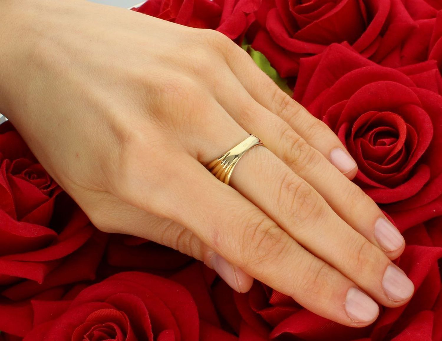 Złoty pierścionek gładkie elementy próba 585, DIA-PRS-11073-585. Złoty pierścionek z ozdobnym elementem to elegancka biżuteria, która może dodać wyjątkowego charakteru każdej stylizacji. 2.jpg