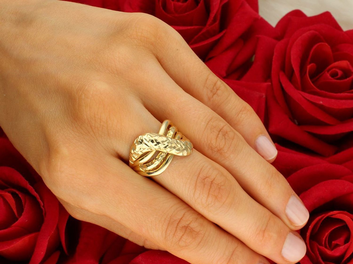 Złoty pierścionek damski próby 585, szeroki (1,5 cm) pleciony z ozdobnym wzorem. Szyna 2 mm, waga 3,24 g. Model DIA-PRS-11075-585 – luksus i wyrazisty styl.2.jpg