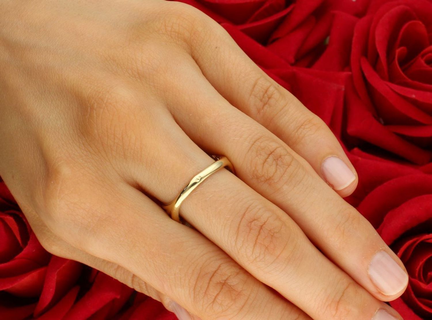 Złoty pierścionek damski próby 585, szeroki (1,5 cm) pleciony z ozdobnym wzorem. Szyna 2 mm, waga 3,24 g. Model DIA-PRS-11075-585 – luksus i wyrazisty styl.2.jpg