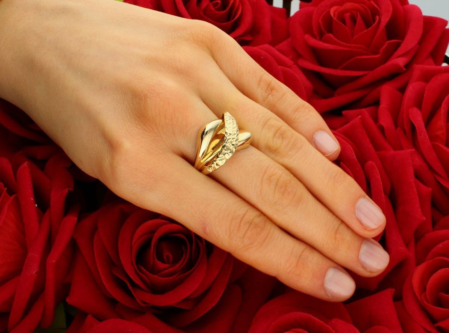 Złoty pierścionek gładki z grawerowanymi elementami próba 585 rozmiar 15, DIA-PRS-11076-585.  Złoty pierścionek gładki z grawerowanymi elementami to elegancka biżuteria, która łączy prostotę z 1.jpg