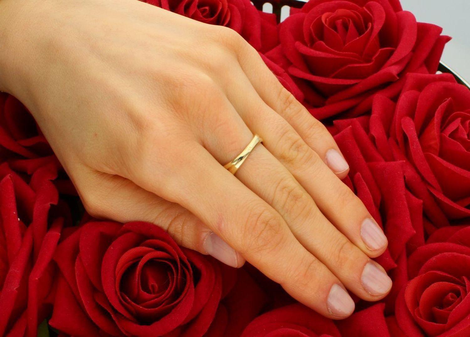 Złoty pierścionek gładki z grawerowanymi elementami próba 585 rozmiar 15, DIA-PRS-11076-585.  Złoty pierścionek gładki z grawerowanymi elementami to elegancka biżuteria, która łączy prostotę z 1.jpg