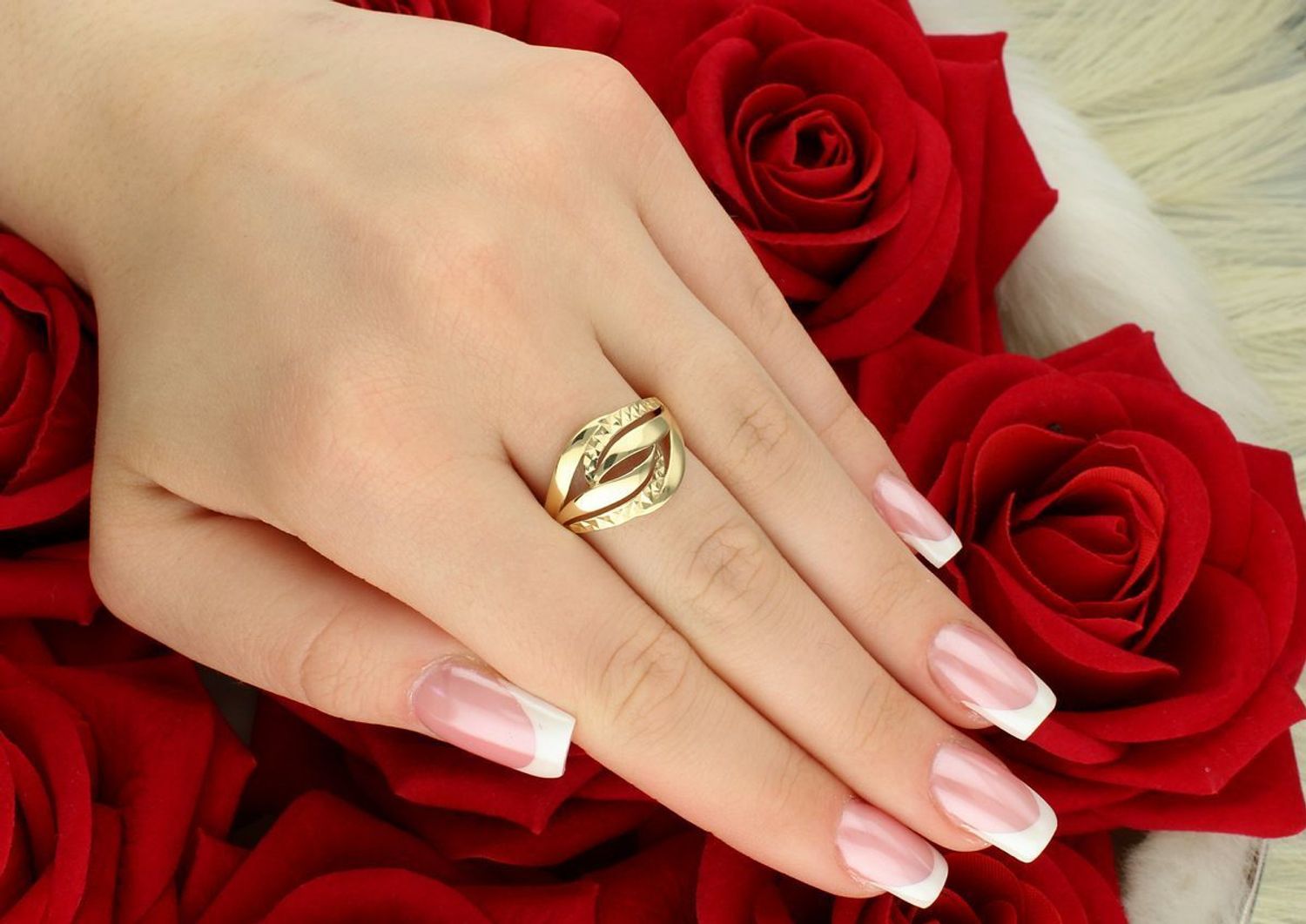 Pierścionek damski ze złota próby 585 DIA-PRS-11077-585 z ozdobnym wzorem. Rozmiar 17, waga 2,67 g, szerokość szyny 3 mm. Gwarancja i eleganckie pudełko w zestawie.1.jpg