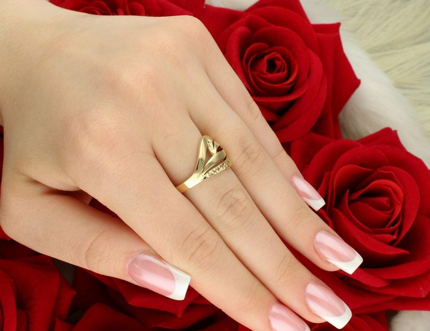 Pierścionek damski ze złota próby 585 DIA-PRS-11077-585 z ozdobnym wzorem. Rozmiar 17, waga 2,67 g, szerokość szyny 3 mm. Gwarancja i eleganckie pudełko w zestawie.1.jpg