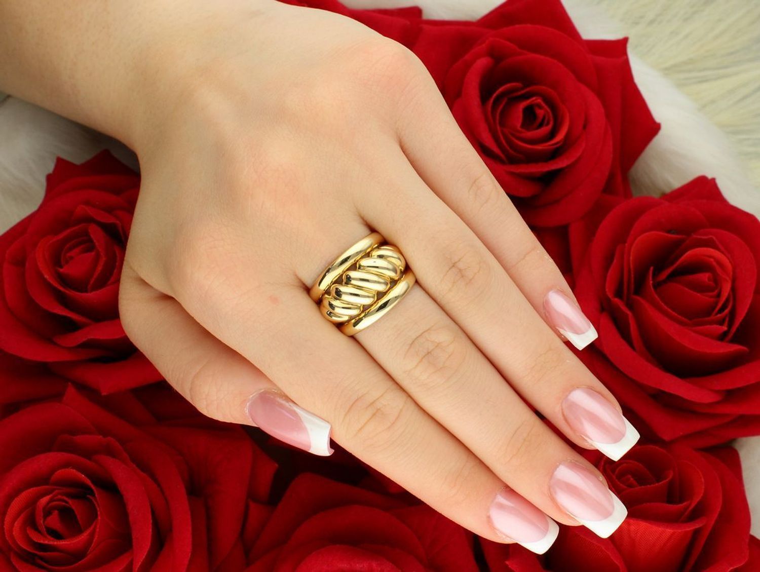 Złoty pierścionek damski próby 585 o masywnej, szerokiej formie. Model DIA-PRS-11078-585 waży 4,81 g. Szerokość górna 1,5 cm, dolna 2 mm. Styl i elegancja.1.jpg