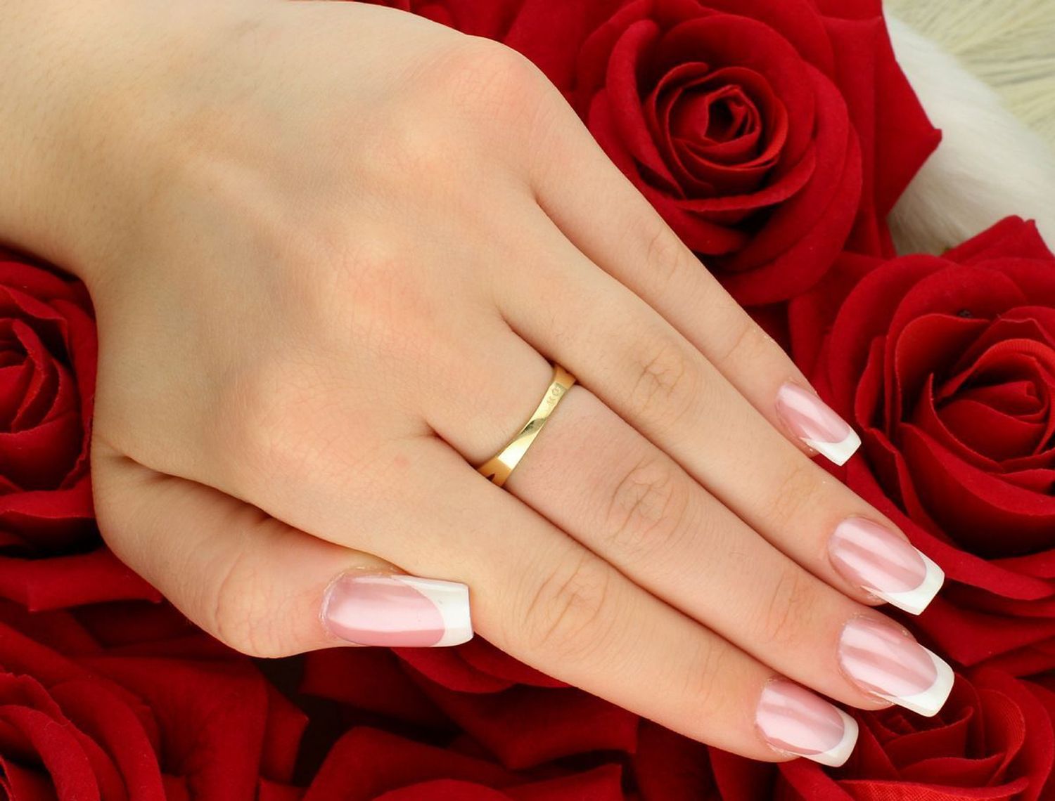 Złoty pierścionek damski próby 585 o masywnej, szerokiej formie. Model DIA-PRS-11078-585 waży 4,81 g. Szerokość górna 1,5 cm, dolna 2 mm. Styl i elegancja.1.jpg