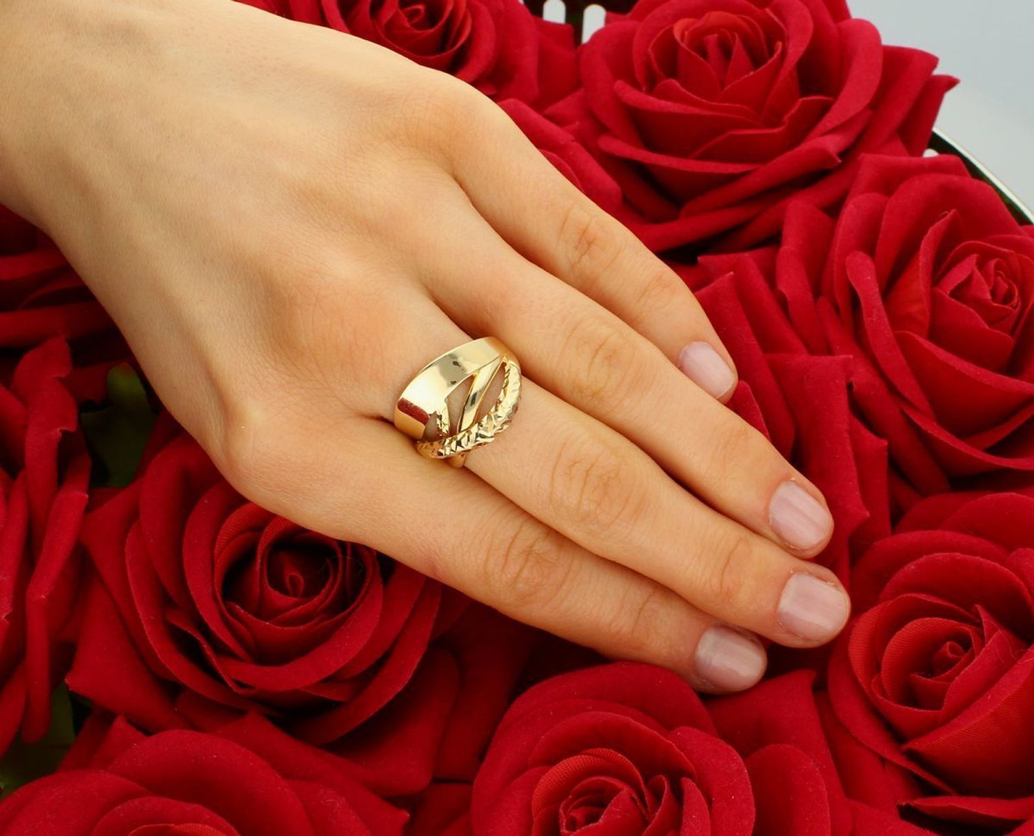 Złoty pierścionek gładki z grawerowanymi elementami próba 585 rozmiar 16, DIA-PRS-11079-58. Złoty pierścionek damski o nowoczesnej formie idealnie 3.jpg