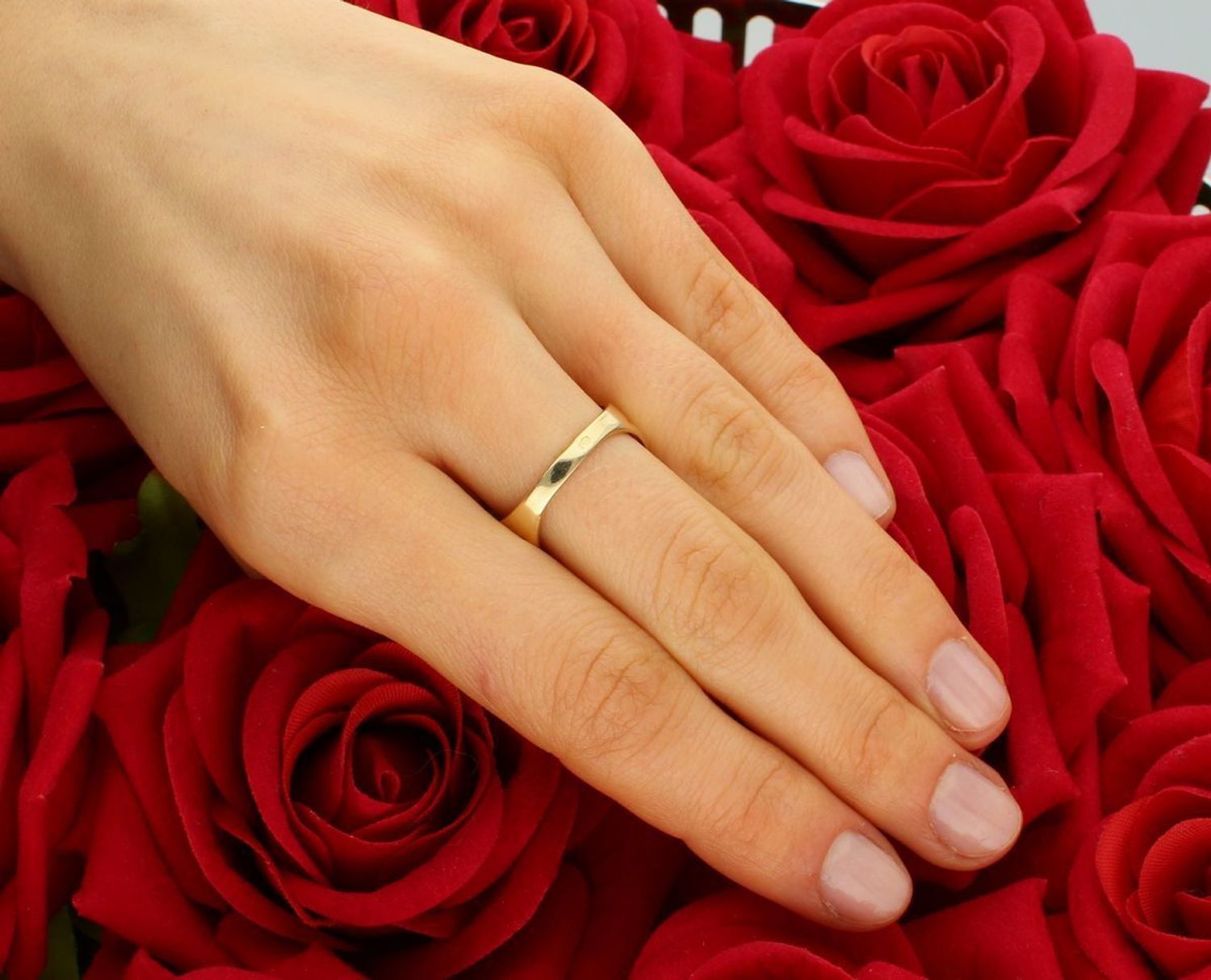 Złoty pierścionek gładki z grawerowanymi elementami próba 585 rozmiar 16, DIA-PRS-11079-58. Złoty pierścionek damski o nowoczesnej formie idealnie 3.jpg