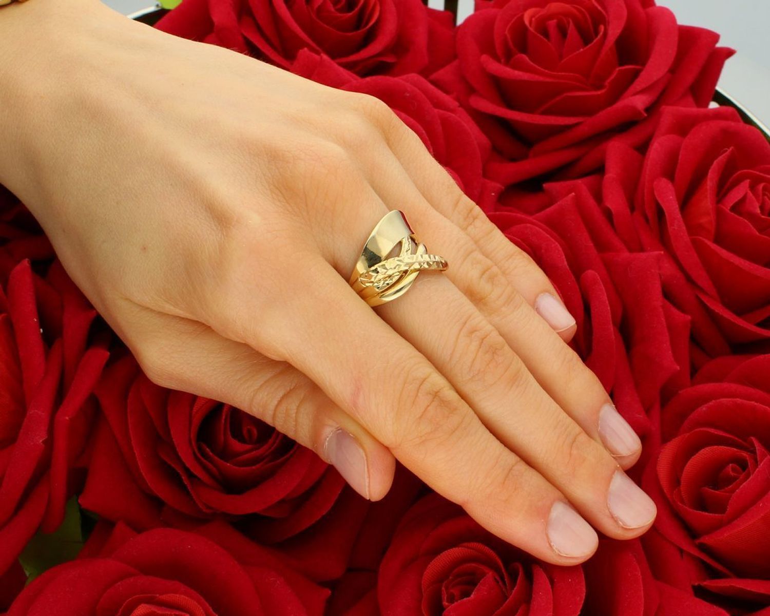 Złoty pierścionek gładki z grawerowanymi elementami próba 585 rozmiar 16, DIA-PRS-11079-58. Złoty pierścionek damski o nowoczesnej formie idealnie 3.jpg