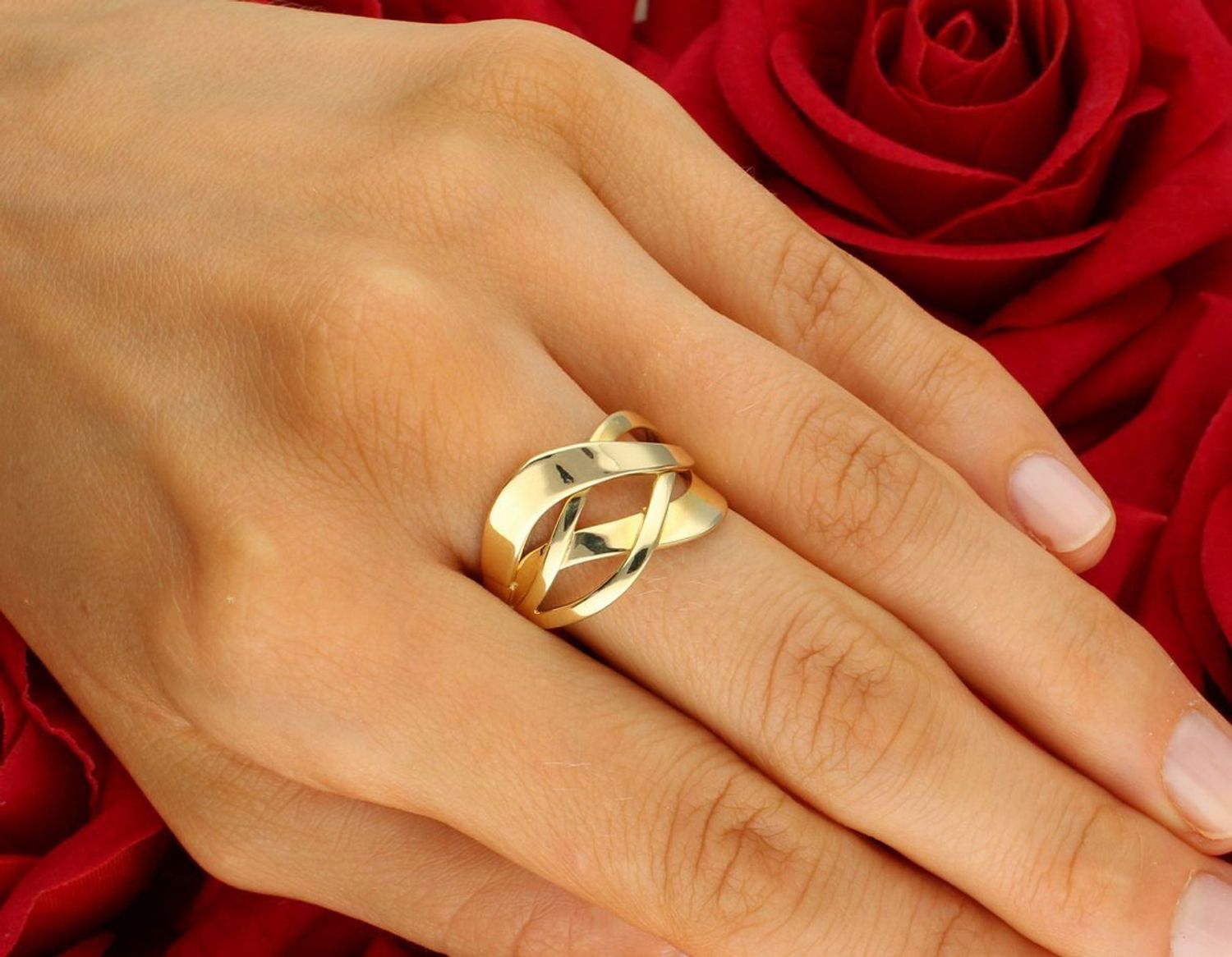 Złoty pierścionek damski próby 585 z plecionym wzorem. Górna część 1,3 cm, szyna 2 mm, waga 2,84 g. DIA-PRS-11081-585 – klasyka i delikatność w jednym.1.jpg