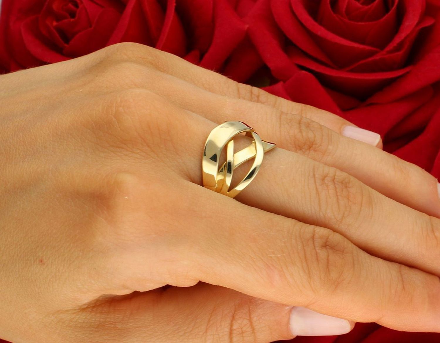 Złoty pierścionek damski próby 585 z plecionym wzorem. Górna część 1,3 cm, szyna 2 mm, waga 2,84 g. DIA-PRS-11081-585 – klasyka i delikatność w jednym.1.jpg