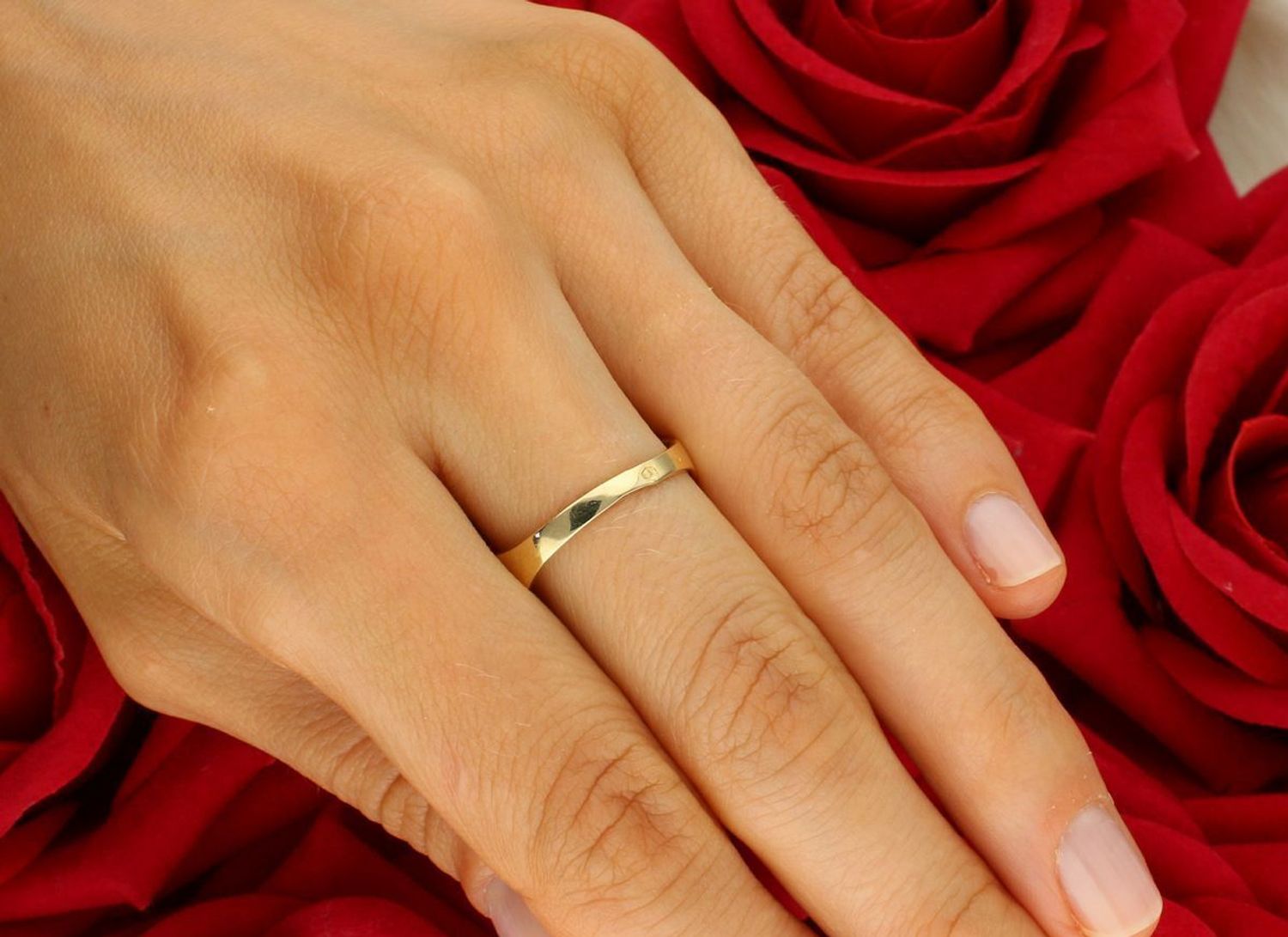 Złoty pierścionek damski próby 585 z plecionym wzorem. Górna część 1,3 cm, szyna 2 mm, waga 2,84 g. DIA-PRS-11081-585 – klasyka i delikatność w jednym.1.jpg