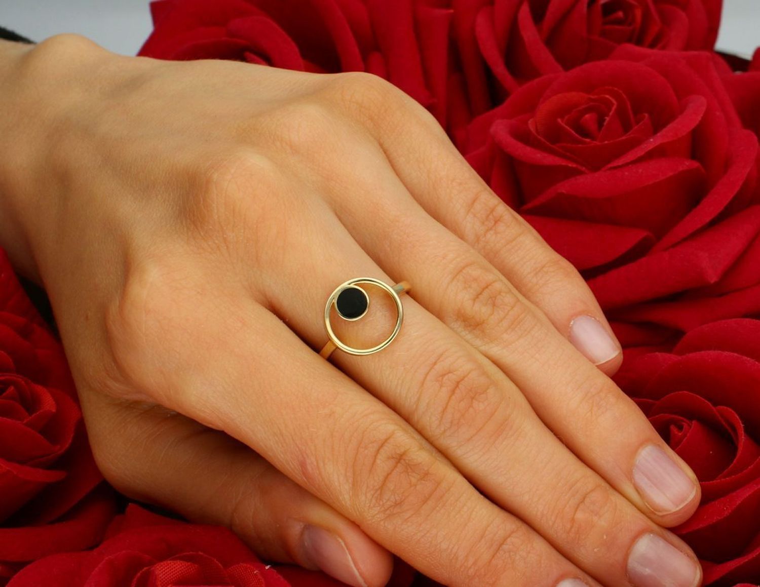 Złoty pierścionek damski z czarną emalią, wykonany ze złota próby 585. Okrągły, nowoczesny design, szerokość elementu ozdobnego 1,2 cm, szyna 2 mm, waga 1,52 g. Stylowy wybór dla kobiet z klasą1.jpg