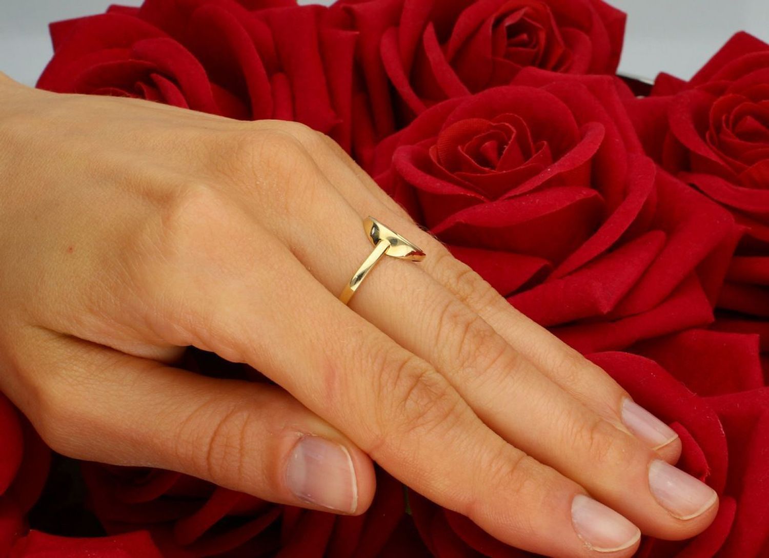 Złoty pierścionek damski z czarną emalią, wykonany ze złota próby 585. Okrągły, nowoczesny design, szerokość elementu ozdobnego 1,2 cm, szyna 2 mm, waga 1,52 g. Stylowy wybór dla kobiet z klasą1.jpg