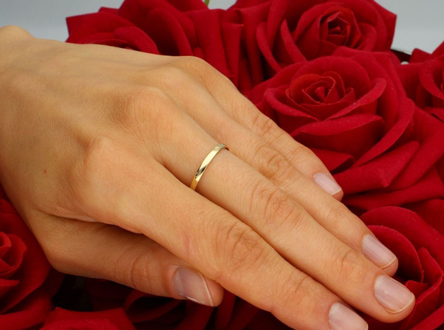 Złoty pierścionek damski z czarną emalią, wykonany ze złota próby 585. Okrągły, nowoczesny design, szerokość elementu ozdobnego 1,2 cm, szyna 2 mm, waga 1,52 g. Stylowy wybór dla kobiet z klasą1.jpg