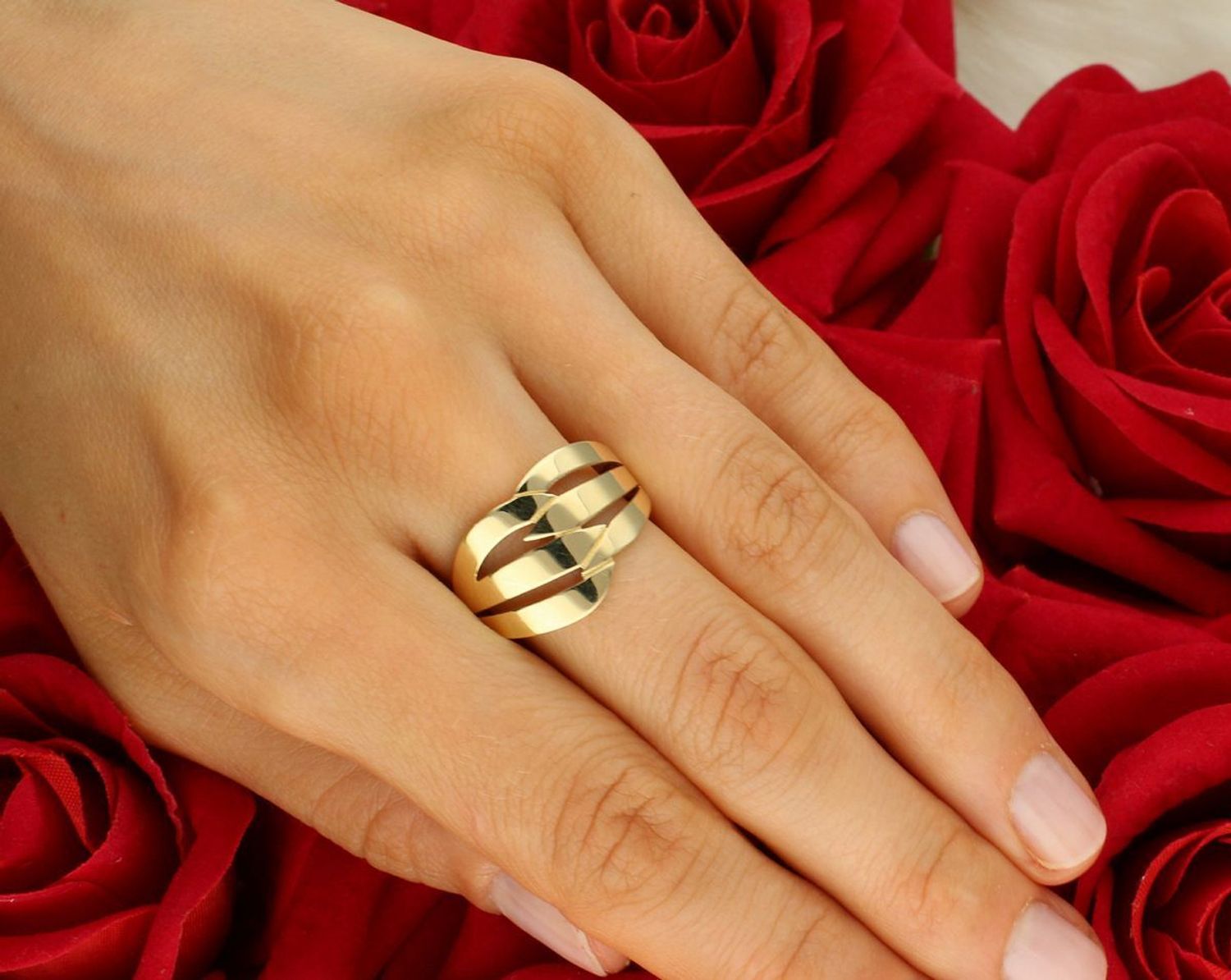 Stylowy złoty pierścionek damski próby 585 o wadze 2,45 g. Ozdobny wzór, szeroka forma, ponadczasowy charakter. Elegancja i jakość w jednym.1.jpg