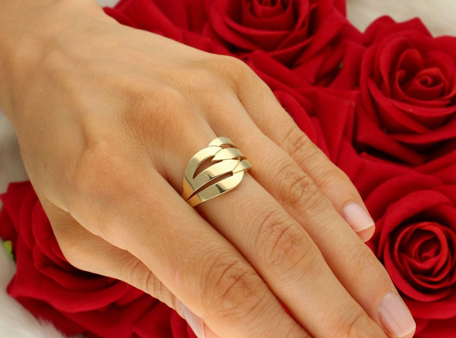 Stylowy złoty pierścionek damski próby 585 o wadze 2,45 g. Ozdobny wzór, szeroka forma, ponadczasowy charakter. Elegancja i jakość w jednym.1.jpg