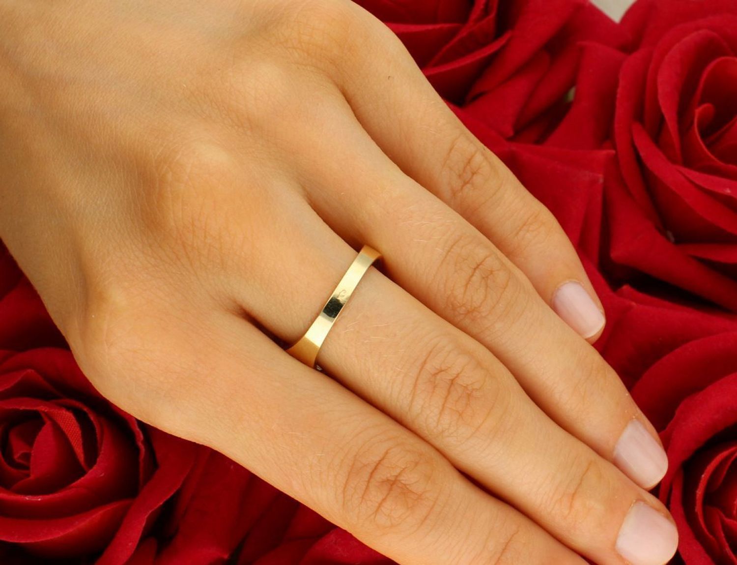 Stylowy złoty pierścionek damski próby 585 o wadze 2,45 g. Ozdobny wzór, szeroka forma, ponadczasowy charakter. Elegancja i jakość w jednym.1.jpg