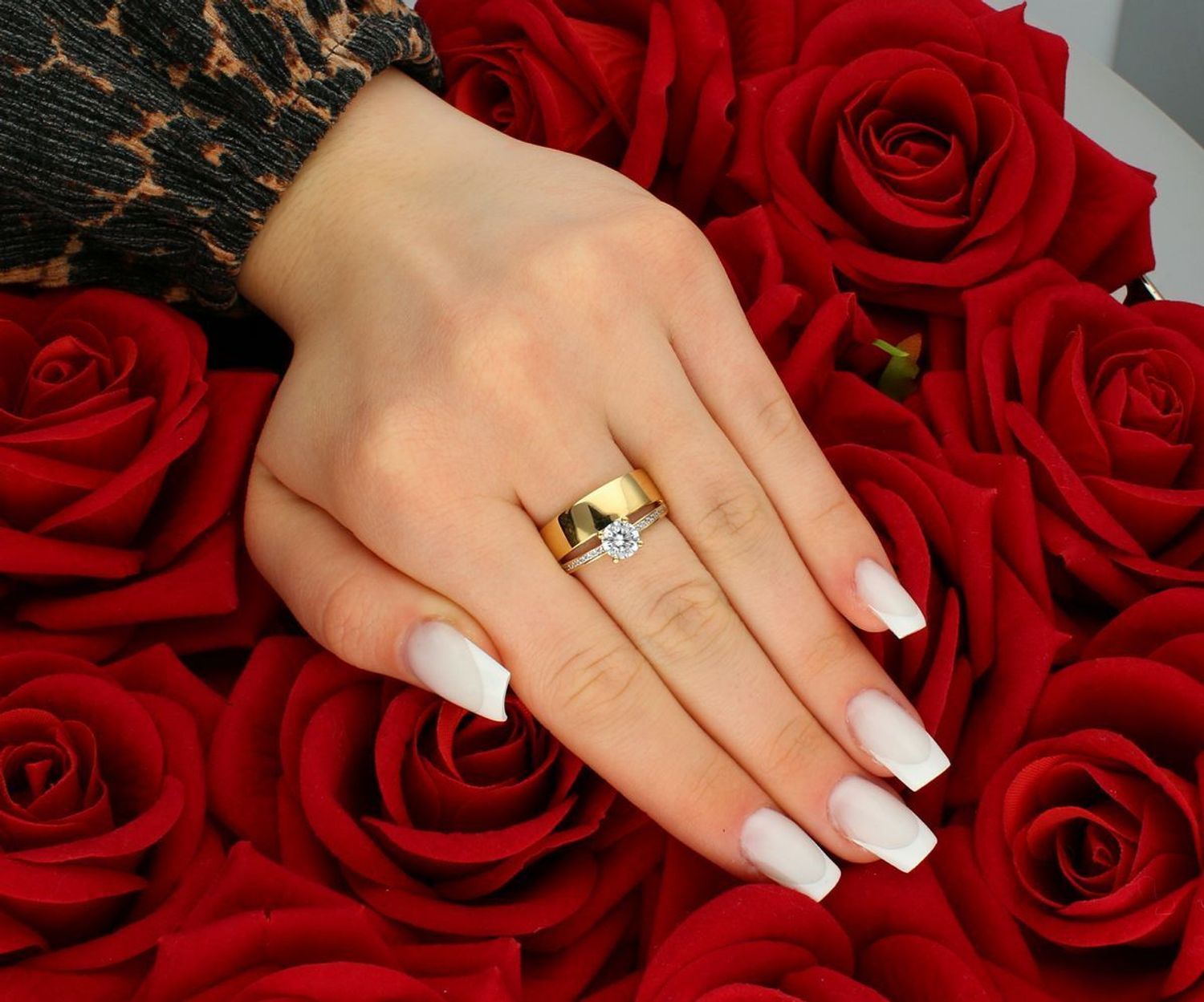 Złoty pierścionek obrączka z pierścionkiem zaręczynowym próba 585, DIA-PRS-11084-585. Złoty pierścionek przypominający obrączkę z 1.jpg