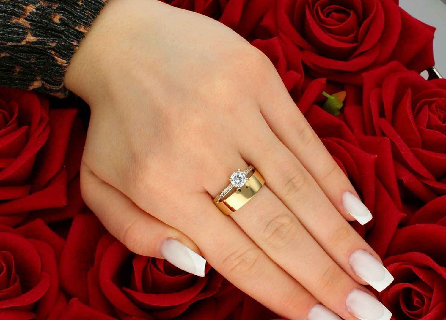 Złoty pierścionek obrączka z pierścionkiem zaręczynowym próba 585, DIA-PRS-11084-585. Złoty pierścionek przypominający obrączkę z 1.jpg