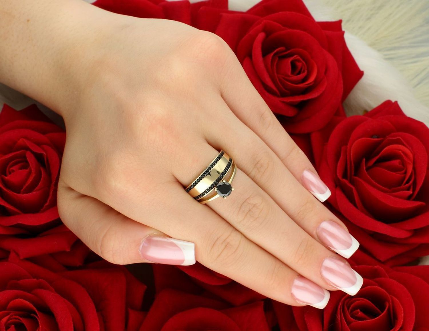 Złoty pierścionek damski DIA-PRS-11085-585 z czarnymi cyrkoniami. Próba 585, waga 4,73 g, szerokość 1,2 cm. Elegancja i wyrazisty styl. Gwarancja i oryginalne opakowanie w zestawie.1.jpg