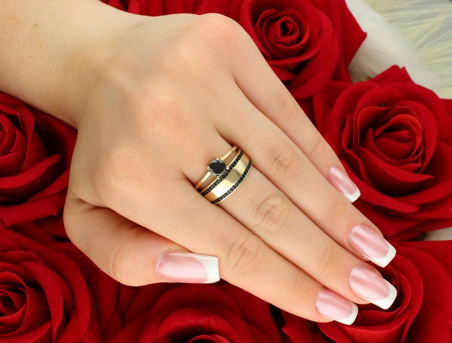 Złoty pierścionek damski DIA-PRS-11085-585 z czarnymi cyrkoniami. Próba 585, waga 4,73 g, szerokość 1,2 cm. Elegancja i wyrazisty styl. Gwarancja i oryginalne opakowanie w zestawie.1.jpg