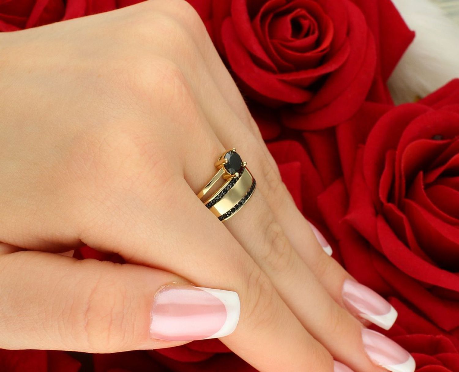 Złoty pierścionek damski DIA-PRS-11085-585 z czarnymi cyrkoniami. Próba 585, waga 4,73 g, szerokość 1,2 cm. Elegancja i wyrazisty styl. Gwarancja i oryginalne opakowanie w zestawie.1.jpg