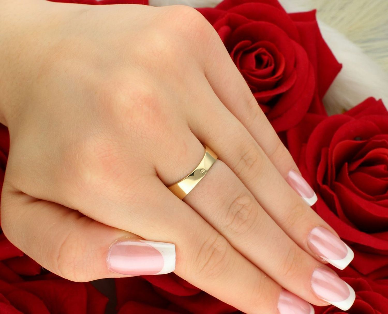 Złoty pierścionek damski DIA-PRS-11085-585 z czarnymi cyrkoniami. Próba 585, waga 4,73 g, szerokość 1,2 cm. Elegancja i wyrazisty styl. Gwarancja i oryginalne opakowanie w zestawie.1.jpg