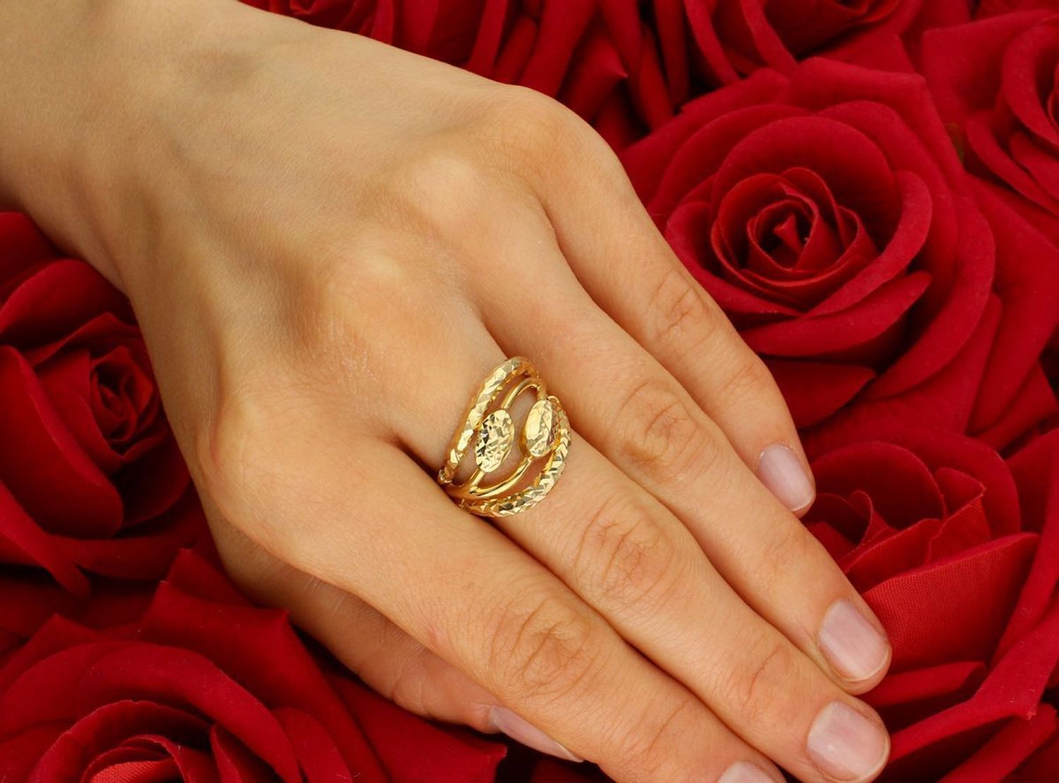 Złoty pierścionek damski próby 585 DIA-PRS-11086-585, 3,40 g, szerokość górnej części 1,5 cm, szerokość dolnej szyny 3 mm. Elegancka biżuteria ozdobiona misternym wzorem.1.jpg