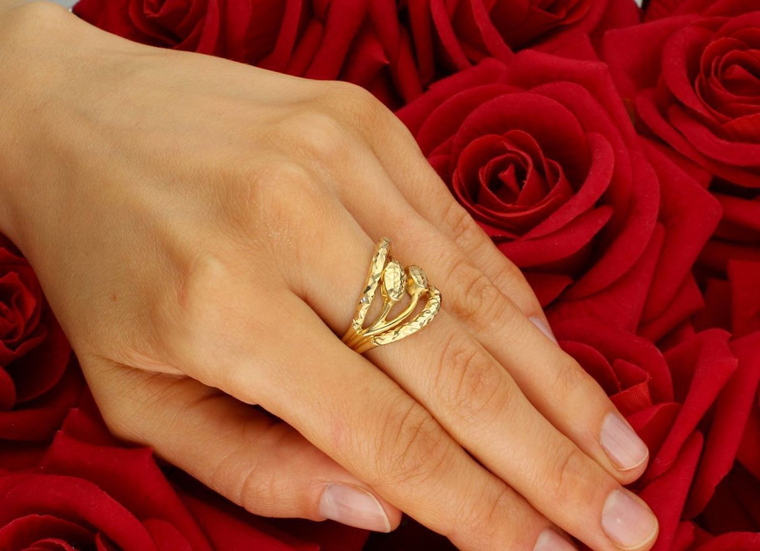 Złoty pierścionek damski próby 585 DIA-PRS-11086-585, 3,40 g, szerokość górnej części 1,5 cm, szerokość dolnej szyny 3 mm. Elegancka biżuteria ozdobiona misternym wzorem.1.jpg