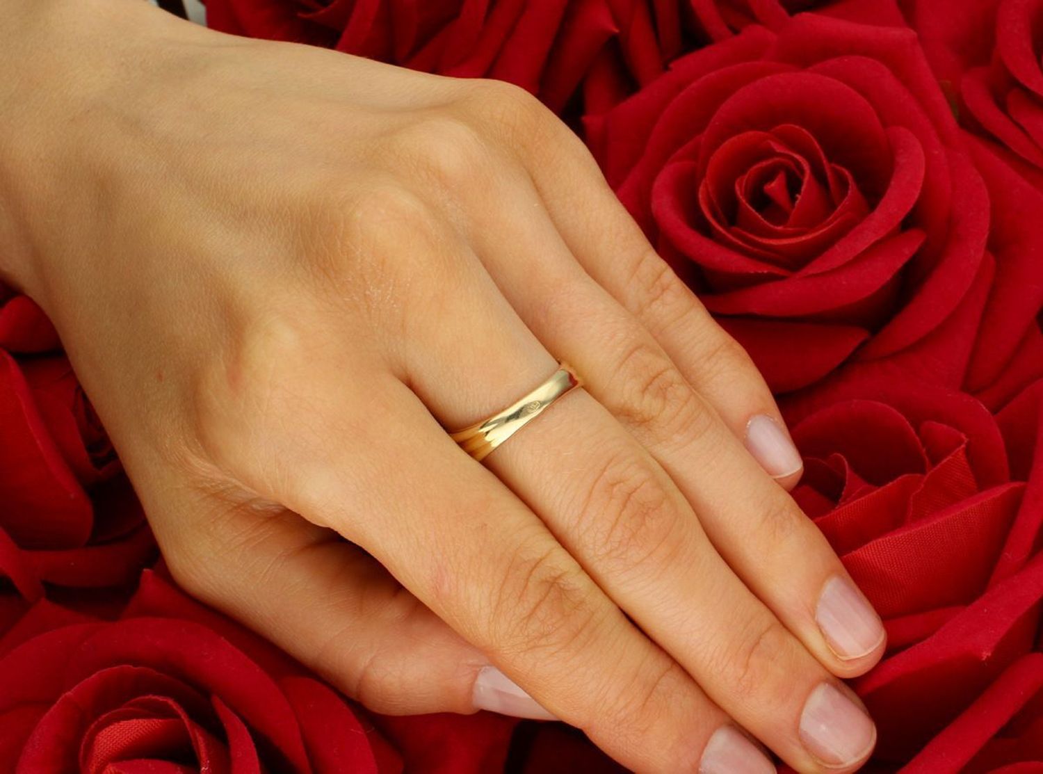 Złoty pierścionek damski próby 585 DIA-PRS-11086-585, 3,40 g, szerokość górnej części 1,5 cm, szerokość dolnej szyny 3 mm. Elegancka biżuteria ozdobiona misternym wzorem.1.jpg