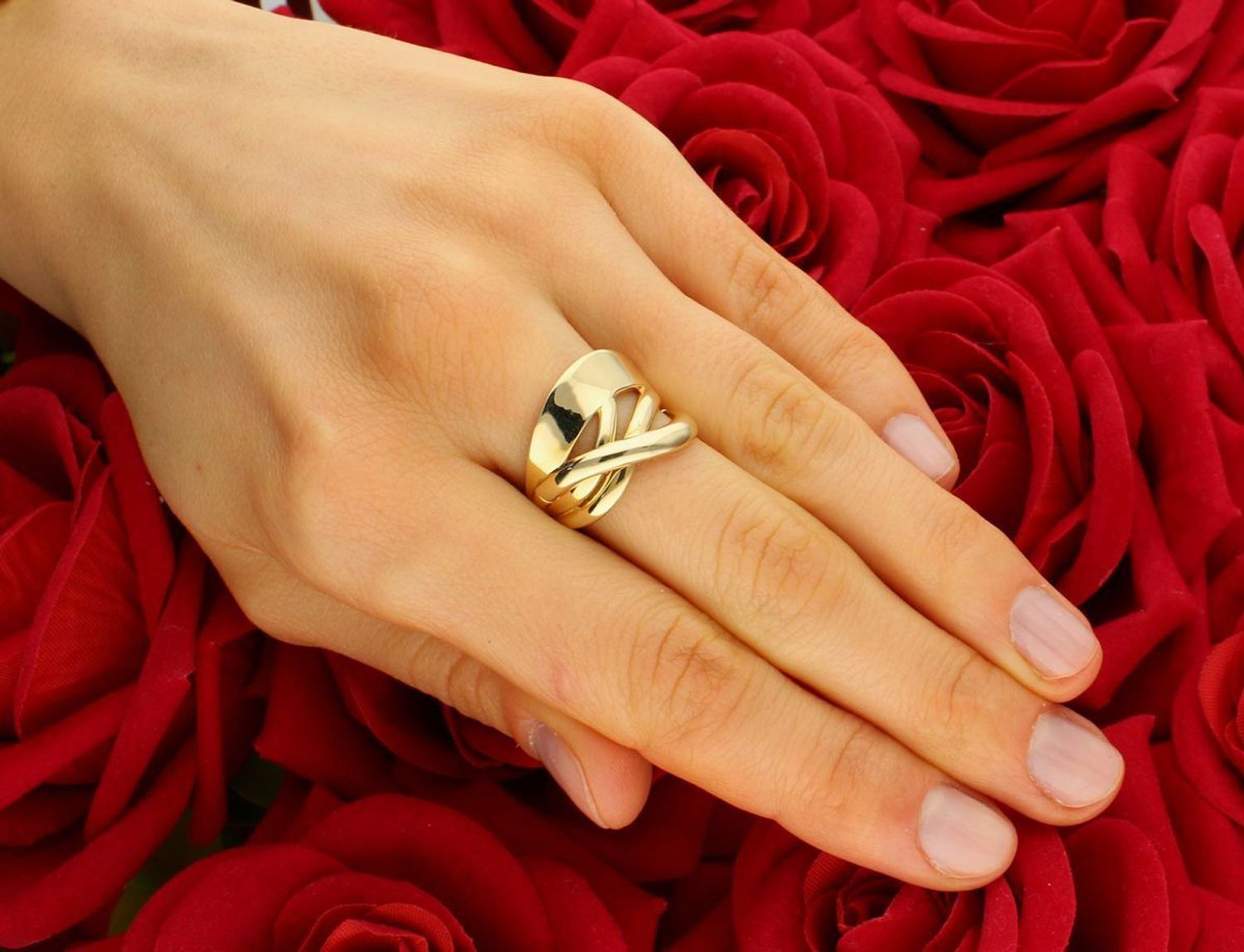 Złoty pierścionek gładka plecionka próba 585 rozmiar 16, DIA-PRS-11087-585. Gładki złoty pierścionek w formie plecionki to elegancki i ponadczasowy wzór, który może łączyć subtelną prostotę 1.jpg