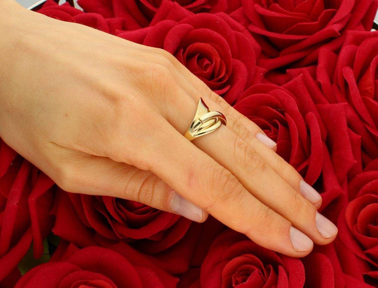 Złoty pierścionek gładka plecionka próba 585 rozmiar 16, DIA-PRS-11087-585. Gładki złoty pierścionek w formie plecionki to elegancki i ponadczasowy wzór, który może łączyć subtelną prostotę 1.jpg