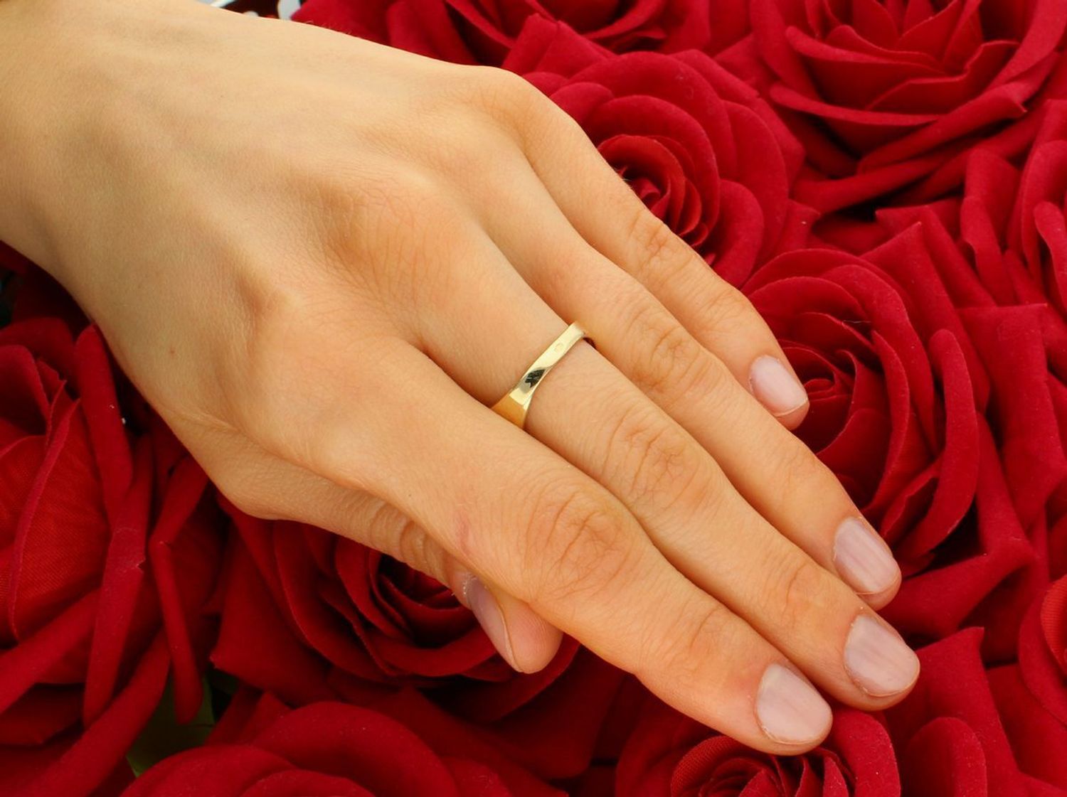 Złoty pierścionek gładka plecionka próba 585 rozmiar 16, DIA-PRS-11087-585. Gładki złoty pierścionek w formie plecionki to elegancki i ponadczasowy wzór, który może łączyć subtelną prostotę 1.jpg