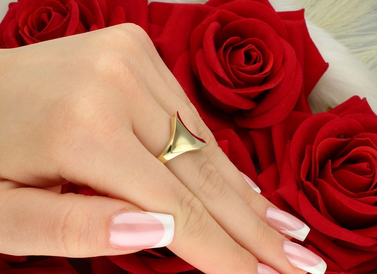 Złoty pierścionek damski o geometrycznym wzorze, próba 585, rozmiar 17. Wyróżnij się oryginalnym dodatkiem – model DIA-PRS-11088-585 z szeroką szyną i dużym elementem ozdobnym.1.jpg