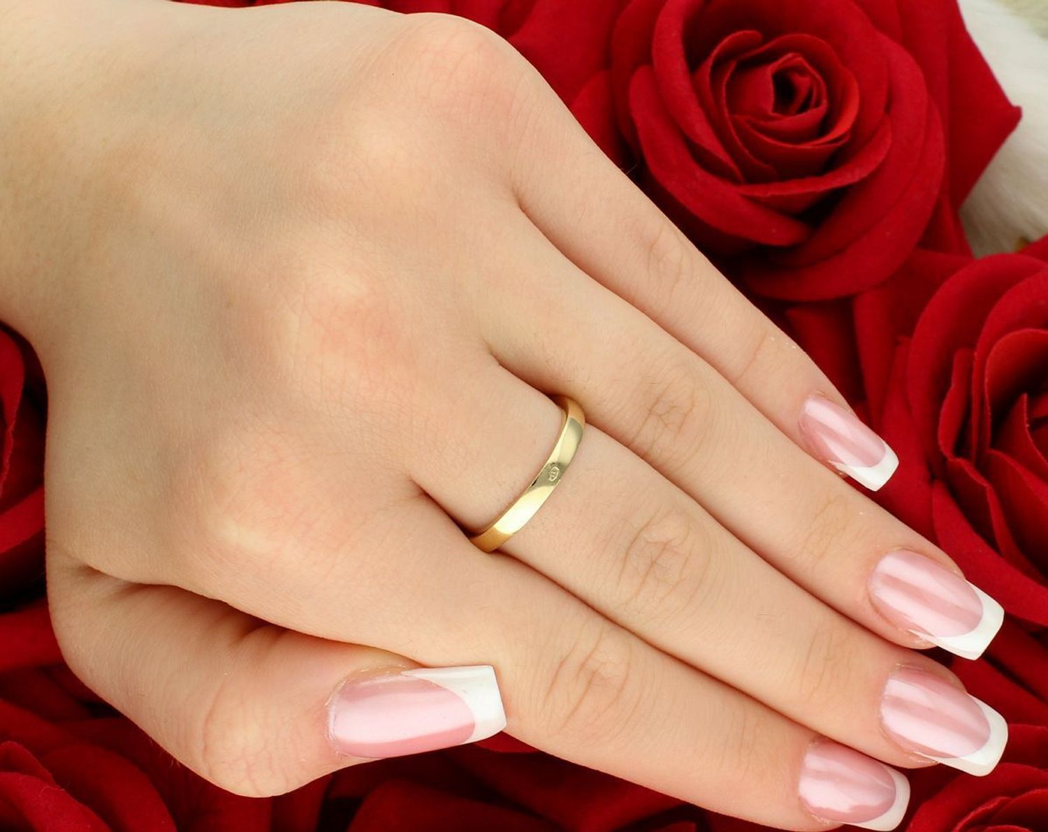 Złoty pierścionek damski o geometrycznym wzorze, próba 585, rozmiar 17. Wyróżnij się oryginalnym dodatkiem – model DIA-PRS-11088-585 z szeroką szyną i dużym elementem ozdobnym.1.jpg